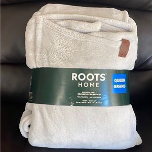 Roots Home - Warm Plush Blanket